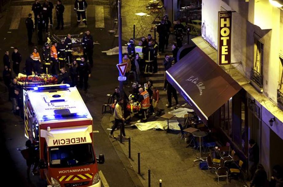 Le immagini sconcertanti delle prime vittime degli attentati terroristici. Reuters